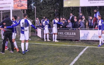 Diferents jugadors retirant Seligrat entre empentes després de l'enganxada amb seguidors arlequinats | Cedida